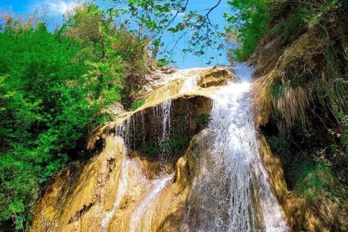 Hiking Kakunja Waterfall